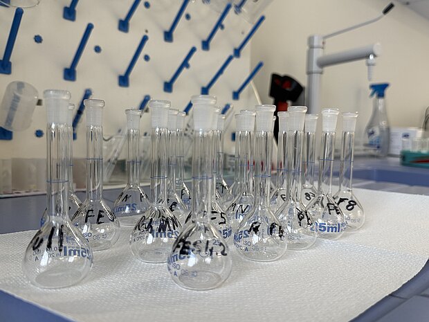 Abbildung von Glaskolben für Wasseranalysen