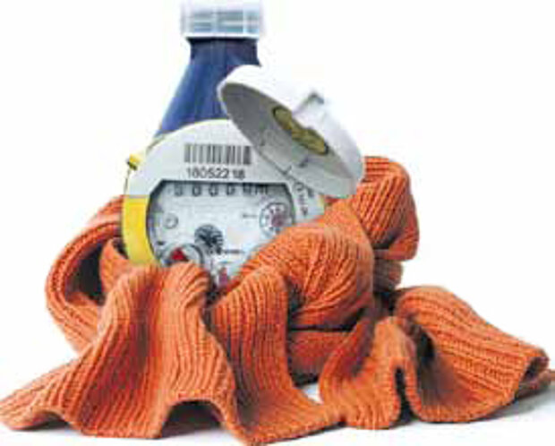 Abbildung einer Wasseruhr, die einen Schal umgebunden hat